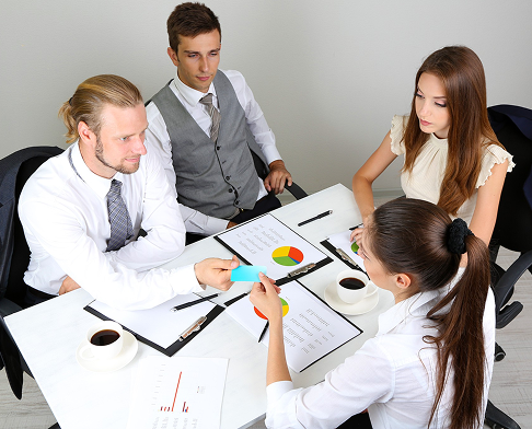 Equipo de trabajo en reunión estratégica